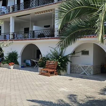 Apartment Zwei-zimmer-penthouse-wohnung Mit Terrasse Mit Meerblick